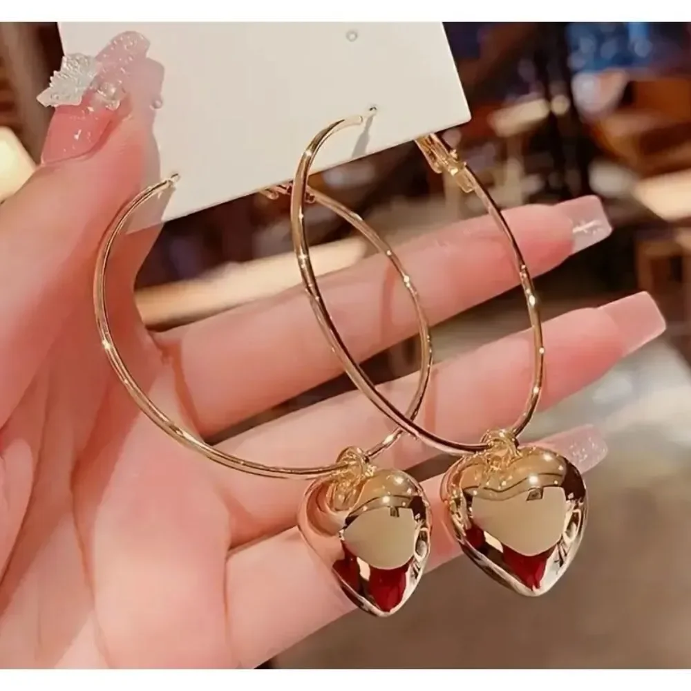 💛 Beautiful goldtone hoops with puffy gold hearts 💛